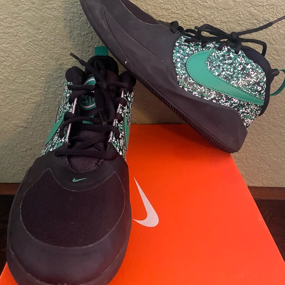 Nike Team Hustle D 9 DIGI (GS) size 4.5Y - Picture 1 of 5